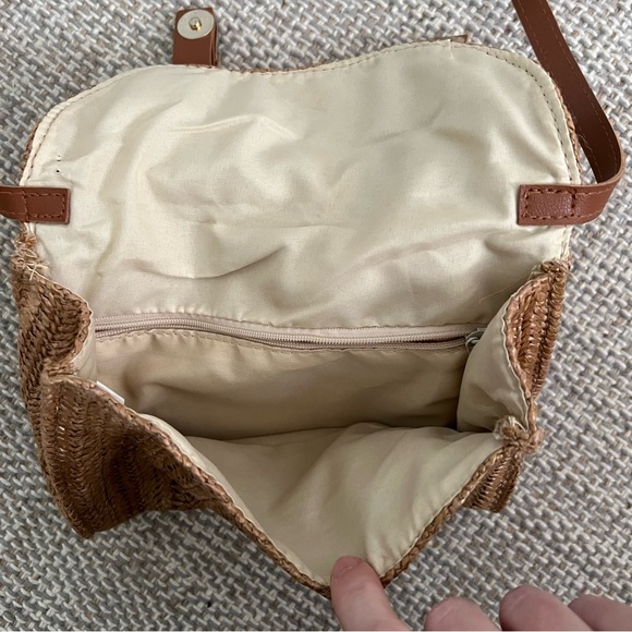 Small Woven Rattan Crossbody Handbag - Picture 4 of 6